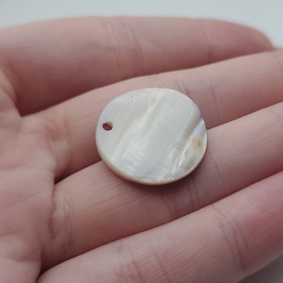 Mother of pearl red passion‎ disc necklace pendant - Picture 3 of 3